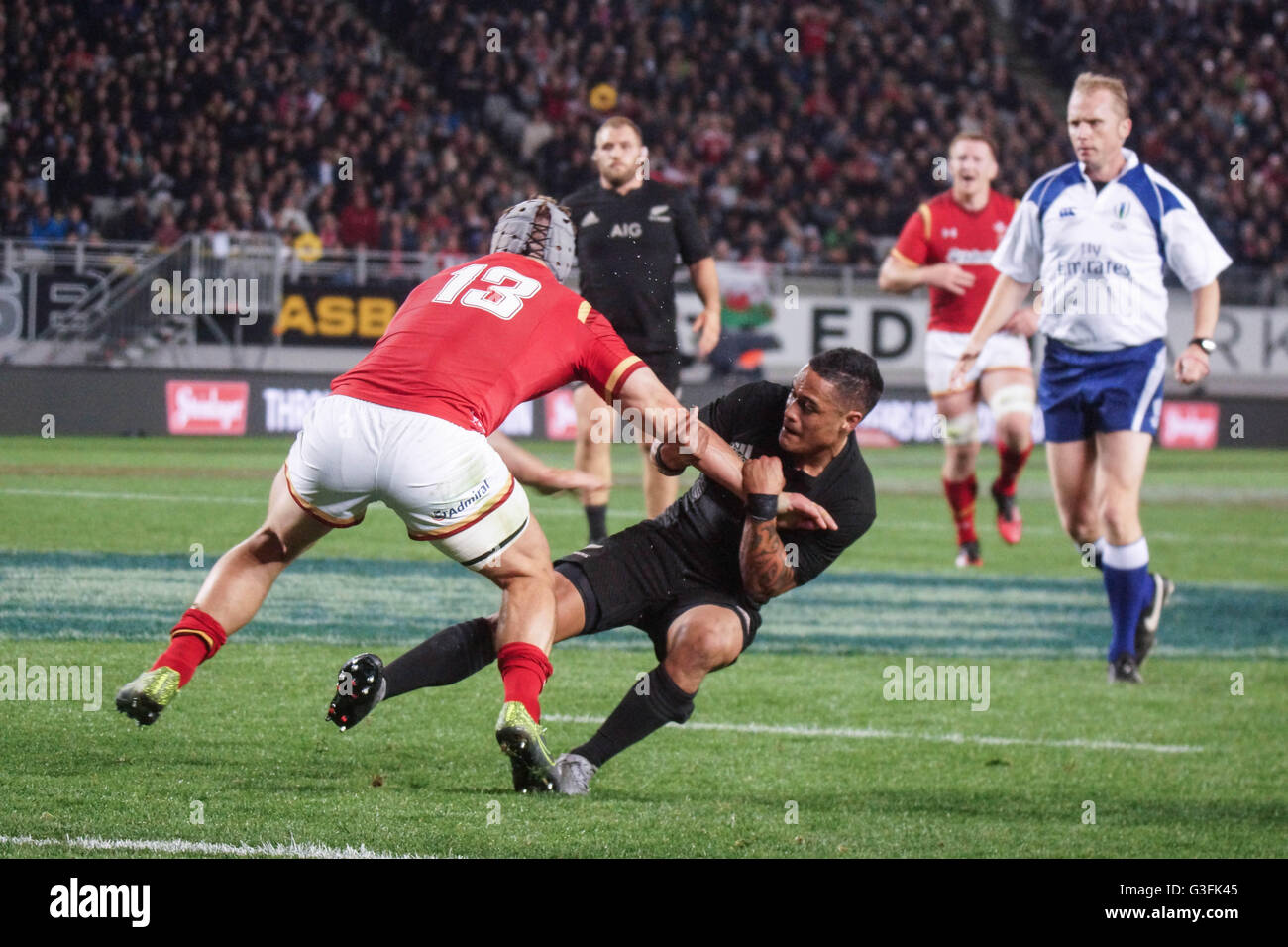 Auckland, Nouvelle-Zélande. 11 Juin, 2016. Dan Biggar du Pays de Galles est abordé par Aaron Smith, de l'All Blacks pendant le test match entre la Nouvelle-Zélande et le Pays de Galles All Blacks à l'Eden Park . Tous les Noirs gagner avec score de 39 tandis que le pays de Galles a obtenu 21. © Shirley Kwok/Pacific Press/Alamy Live News Banque D'Images