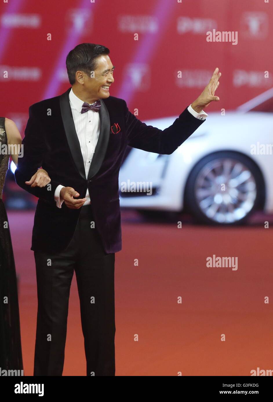 Shanghai, Chine. 11 Juin, 2016. L'acteur chinois Chow Yun-fat pose sur le tapis rouge, comme il arrive pour la cérémonie d'ouverture de 2016 Festival International du Film de Shanghai à Shanghai, la Chine orientale, le 11 juin 2016. © Ding Ting/Xinhua/Alamy Live News Banque D'Images