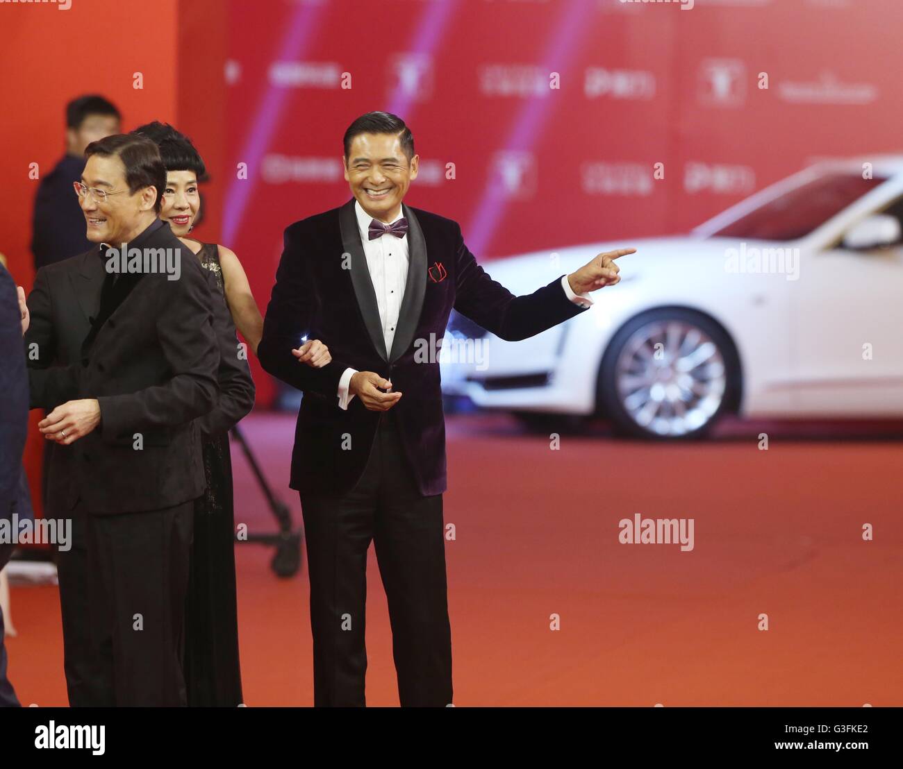 Shanghai, Chine. 11 Juin, 2016. L'acteur chinois Chow Yun-fat (1e R) pose sur le tapis rouge, comme il arrive pour la cérémonie d'ouverture de 2016 Festival International du Film de Shanghai à Shanghai, la Chine orientale, le 11 juin 2016. © Ding Ting/Xinhua/Alamy Live News Banque D'Images