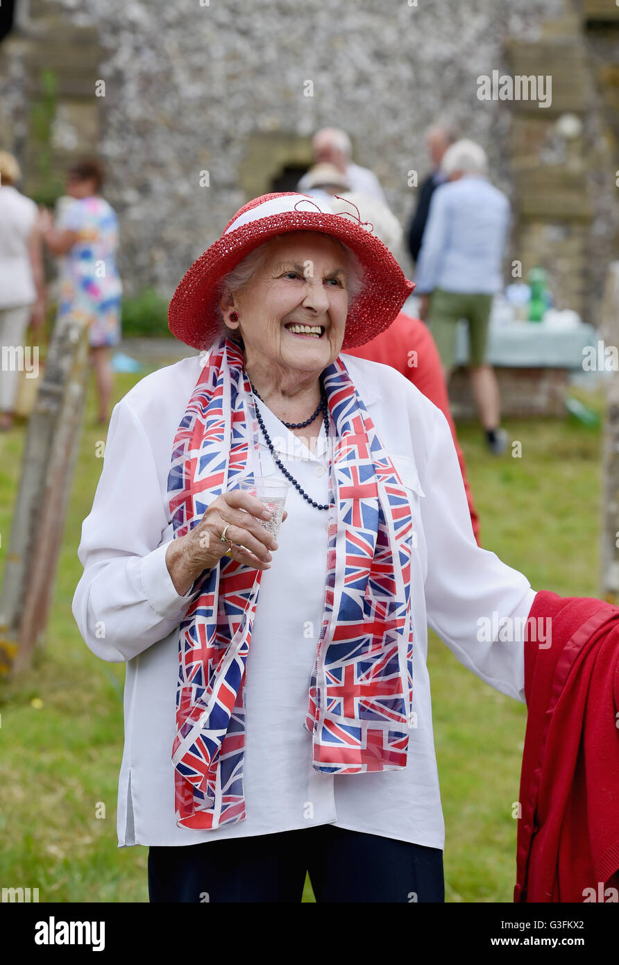 Ditchling, Sussex, UK. 11 Juin, 2016. Les résidents de Genève à Sussex profitez d'une Street Party organisée par l'église du village pour célébrer le 90e anniversaire de Queens . Partis de la rue et les célébrations ont lieu tout au long de la Grande-Bretagne ce week-end Crédit : Simon Dack/Alamy Live News Banque D'Images