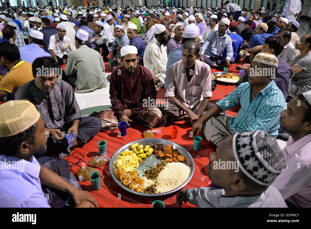 Dhaka, Bangladesh. 10 Juin, 2016. Des milliers de musulmans sont en attente de l'iftar (repas du Ramadan) dans Mukarram Baitul (La Mosquée nationale du Bangladesh). À l'intérieur de la mosquée, l'Iftar a été organisée pour tous les musulmans, pauvres ou riches de manger ensemble pendant le Ramadan. Mamunur Rashid/crédit : Alamy Live News Banque D'Images