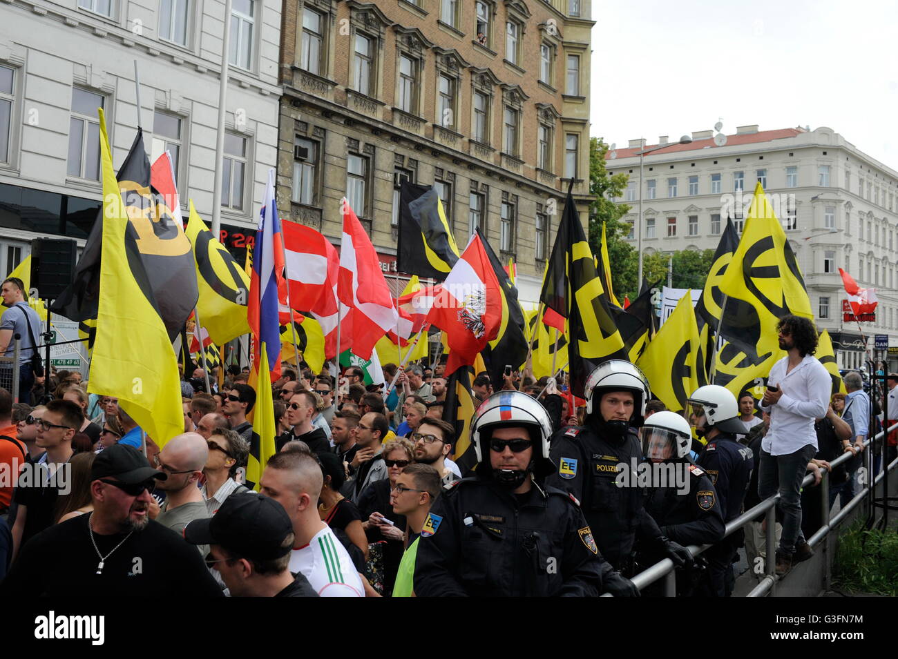 Vienne, Autriche. 11th juin 2016. La manifestation de la preuve était une présence massive de la police pour accompagner la manifestation devant les contre-manifestants de gauche à protéger. Les activistes de l'identité ont pour "une Europe libre et forte de l'avenir" démontré à Vienne. Credit: Franz PERC / Alamy Live News Banque D'Images
