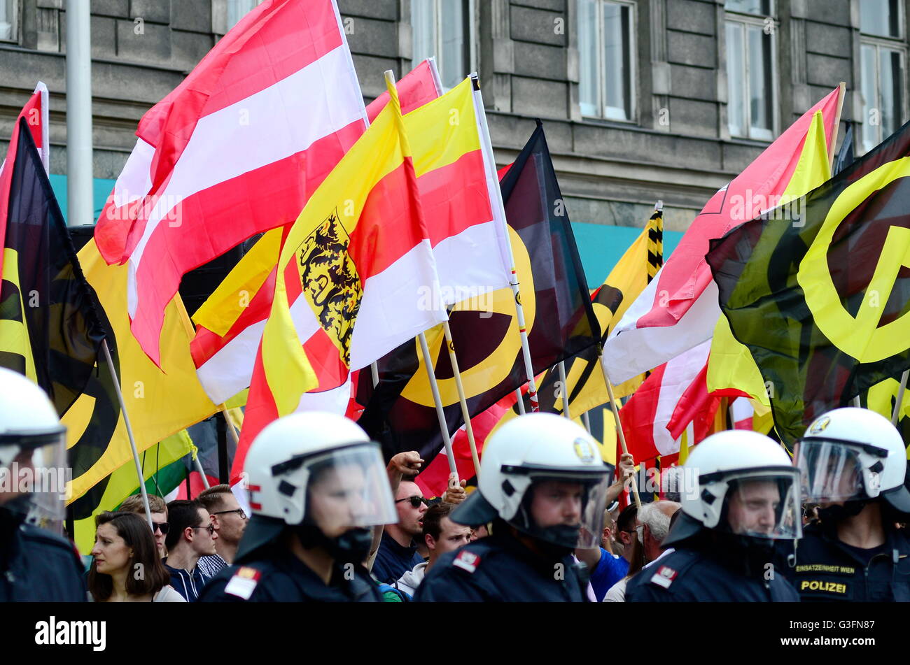 Vienne, Autriche. 11th juin 2016. La manifestation de la preuve était une présence massive de la police pour accompagner la manifestation devant les contre-manifestants de gauche à protéger. Les activistes de l'identité ont pour "une Europe libre et forte de l'avenir" démontré à Vienne. Credit: Franz PERC / Alamy Live News Banque D'Images