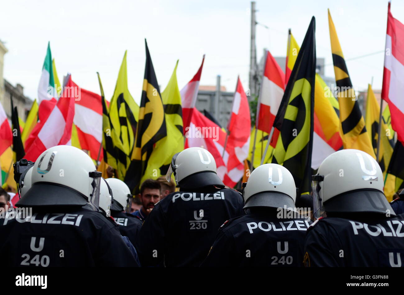 Vienne, Autriche. 11th juin 2016. La manifestation de la preuve était une présence massive de la police pour accompagner la manifestation devant les contre-manifestants de gauche à protéger. Les activistes de l'identité ont pour "une Europe libre et forte de l'avenir" démontré à Vienne. Credit: Franz PERC / Alamy Live News Banque D'Images