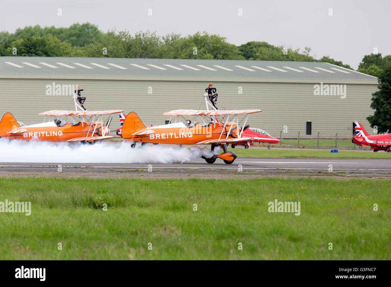 Biggin Hill, Royaume-Uni. 11 juin 2016. Breitling wingwalkers sur la piste qu'ils décollent au Festival de Biggin Hill Vol en Helicoptère Crédit : Keith Larby/Alamy Live News Banque D'Images