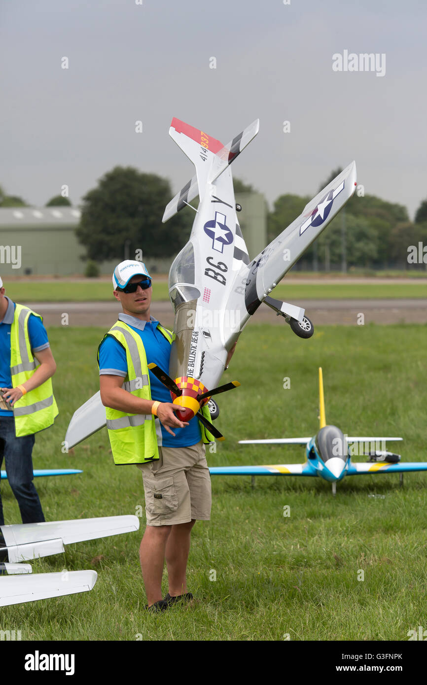 Biggin Hill, Royaume-Uni. 11 juin 2016. Modèle réduit d'aéronef en cours à la suite d'une exposition au Festival de Biggin Hill Vol en Helicoptère Crédit : Keith Larby/Alamy Live News Banque D'Images