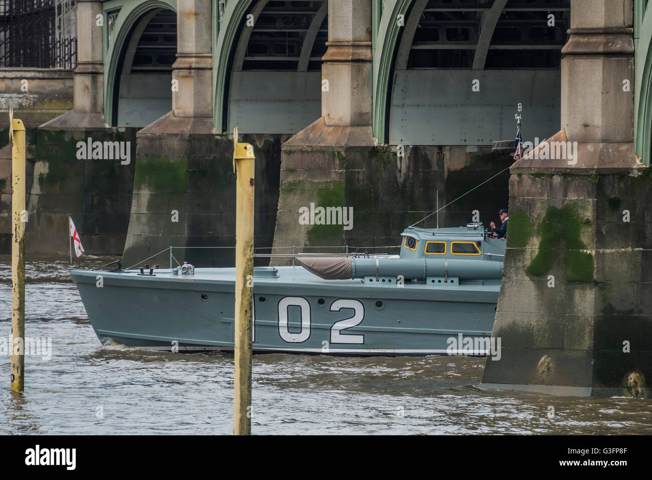 Londres, Royaume-Uni. 11 Juin, 2016. Un bâtiment restauré WW2 motor torpedo boat émerge du Westminster Bridge et passe les chambres du Parlement que par du flottilla sur la Tamise - Queens 90e anniversaire a été célébré par la traditionnelle parade la couleur ainsi qu'une flottille sur la Tamise. Crédit : Guy Bell/Alamy Live News Banque D'Images