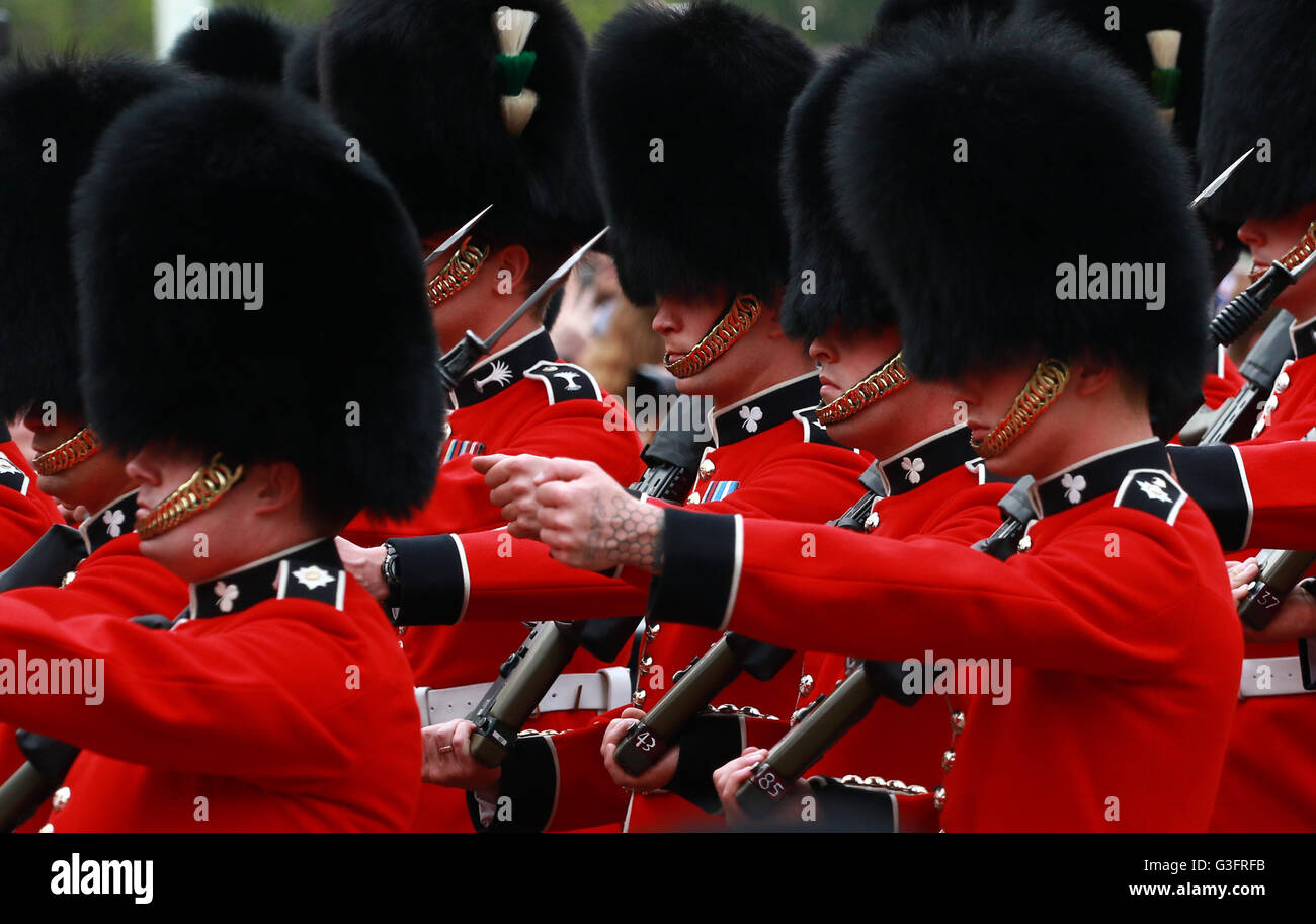 Londres, Royaume-Uni. 11 Juin, 2016. Un tatouage sur la main d'une Garde côtière irlandaise comme ils font leur chemin à Horse Guards Parade pour la parade de la couleur en 2016. La parade des marques de couleur le Queens anniversaire officiel et aujourd'hui, c'est très spécial car il s'agit de son 90e anniversaire de semaine. Crédit : Paul Marriott/Alamy Live News Banque D'Images