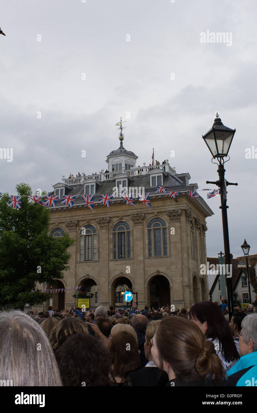 Abingdon-on-Thames, Oxfordshire, UK. 11 Juin, 2016. Les foules se rassemblent dans la région de Abingdon pour la tradition locale, Bun-Throwing La cérémonie de célébration du 90e anniversaire de Sa Majesté la Reine. C'est que l'on croit être la 36e fois que la cérémonie a été réalisée avec 4500 buns jeté dans la foule du haut d'Abingdon Town Hall. Credit : Faye Golding-King/Alamy Live News Banque D'Images
