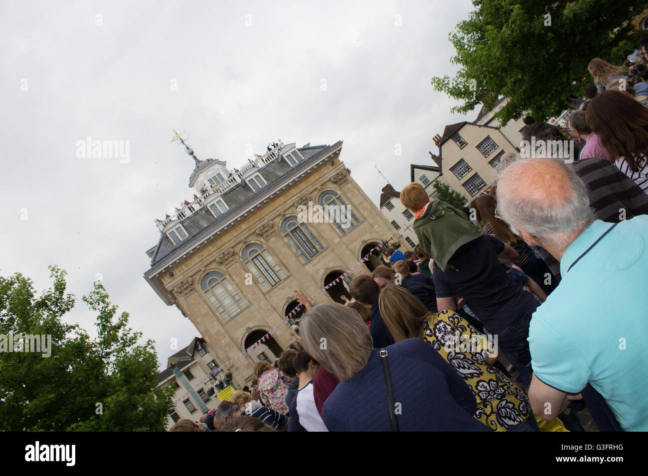 Abingdon-on-Thames, Oxfordshire, UK. 11 Juin, 2016. Les foules se rassemblent dans la région de Abingdon pour la tradition locale, Bun-Throwing La cérémonie de célébration du 90e anniversaire de Sa Majesté la Reine. C'est que l'on croit être la 36e fois que la cérémonie a été réalisée avec 4500 buns jeté dans la foule du haut d'Abingdon Town Hall. Credit : Faye Golding-King/Alamy Live News Banque D'Images