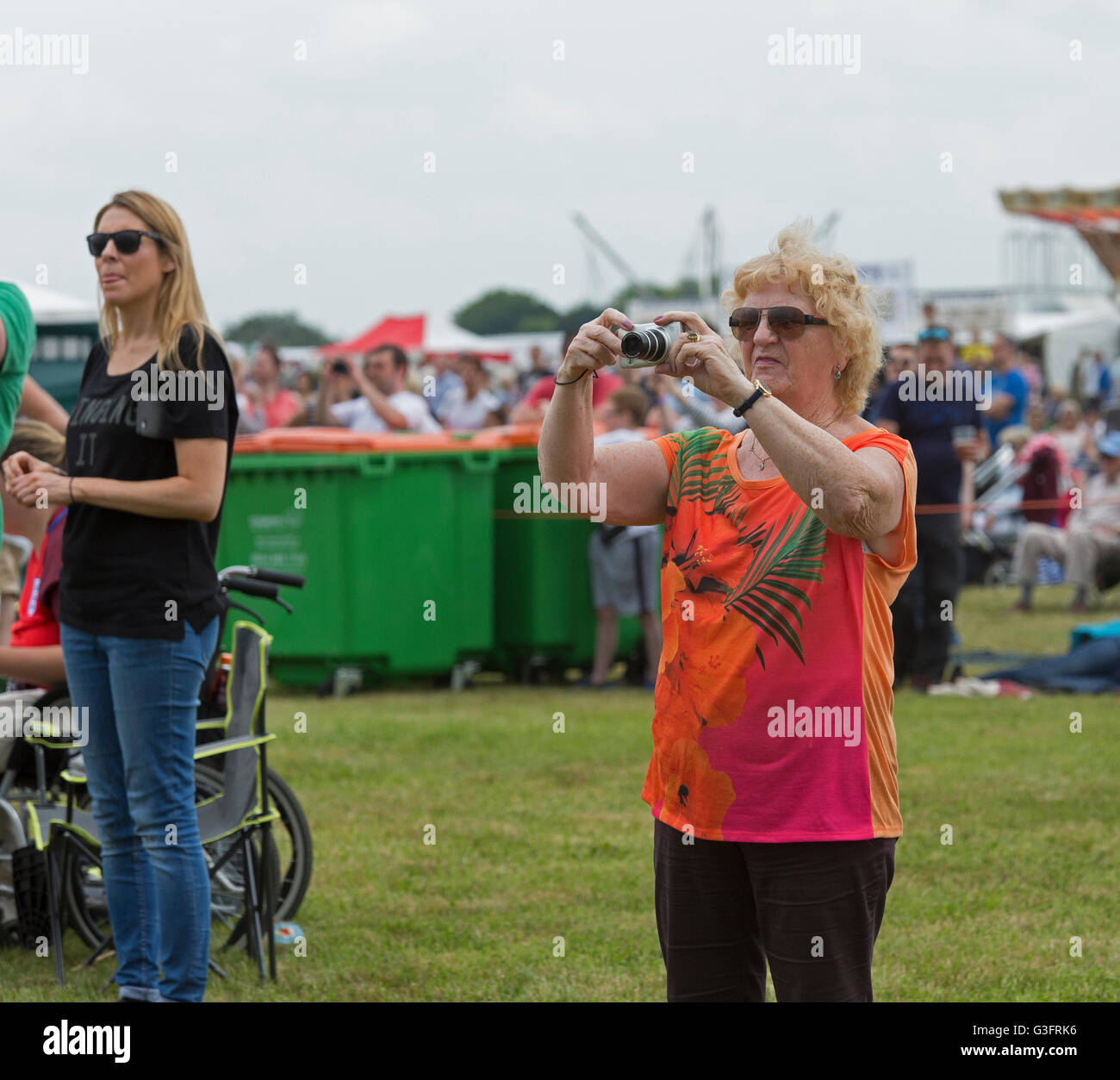 Biggin Hill, Royaume-Uni. 11 juin 2016. Les foules au Festival de Biggin Hill le vol en Helicoptère Crédit : Keith Larby/Alamy Live News Banque D'Images