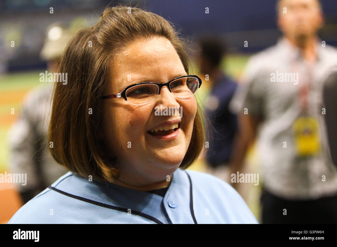 Saint Petersburg, Florida, USA. 11 Juin, 2016. Vous VRAGOVIC | fois.Candace Payne, aka Chewbacca Maman, parle avec les journalistes avant de jeter le premier lancer pour Star Wars jour avant le début du jeu entre les Astros de Houston et les Rays de Tampa Bay au Tropicana Field à Saint-Pétersbourg, en Floride, le samedi, 11 juin, 2016. © Vous Vragovic/Tampa Bay Times/ZUMA/Alamy Fil Live News Banque D'Images