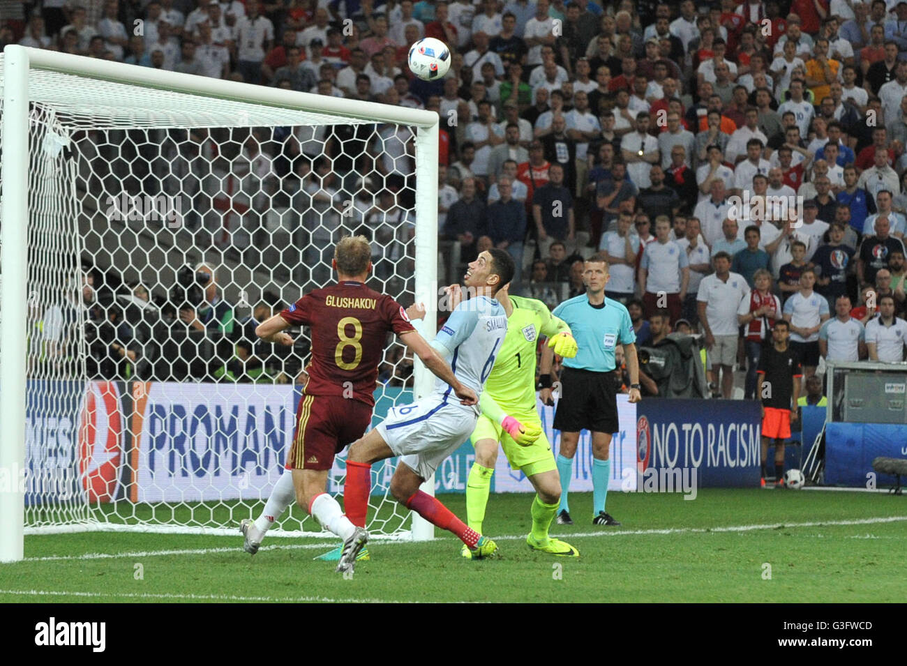 Marseille, France. 11 Juin, 2016. Championnats d'Europe de football 2016. L'Angleterre contre la Russie. Denis Glushakov (L) de la Russie suit dans l'en-tête, marqués par Berezutski pour 1-1 égalisateur dans la 92e minute : Action Crédit Plus Sport/Alamy Live News Banque D'Images