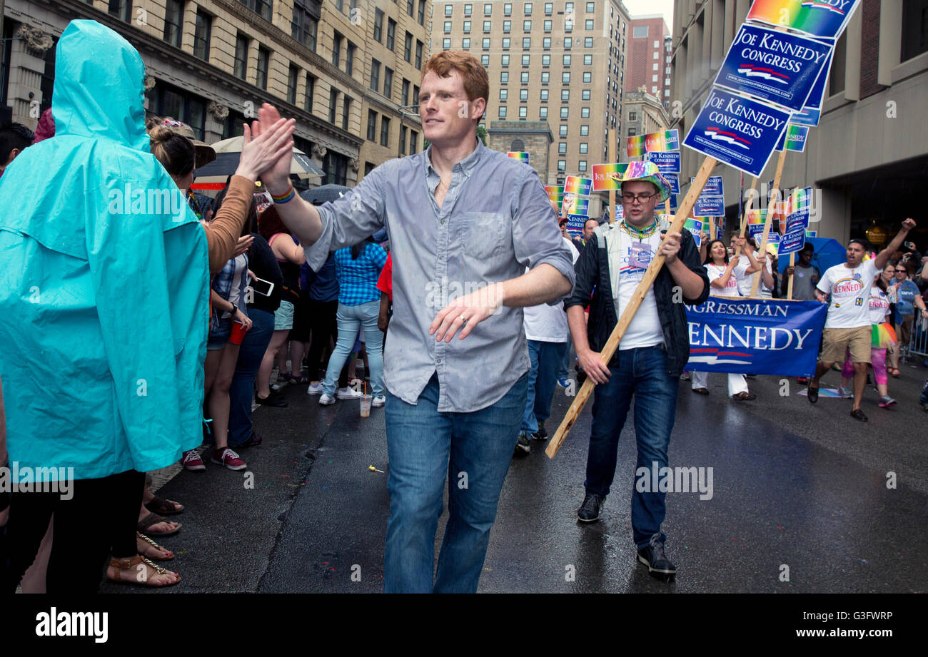 Le membre du Congrès Joe Kennedy promenades dans la parade de la fierté LGBT, Boston, Massachusetts, USA Banque D'Images