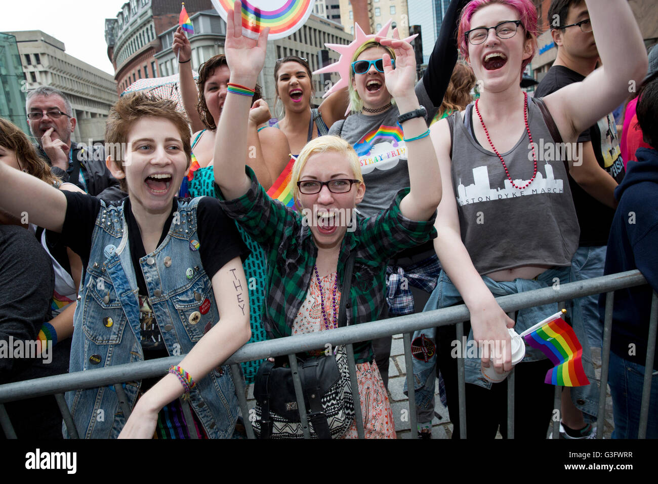 Des milliers de personnes se rassemblent pour célébrer la communauté gay de la région de Boston avec un défilé, les concerts et autres événements Banque D'Images