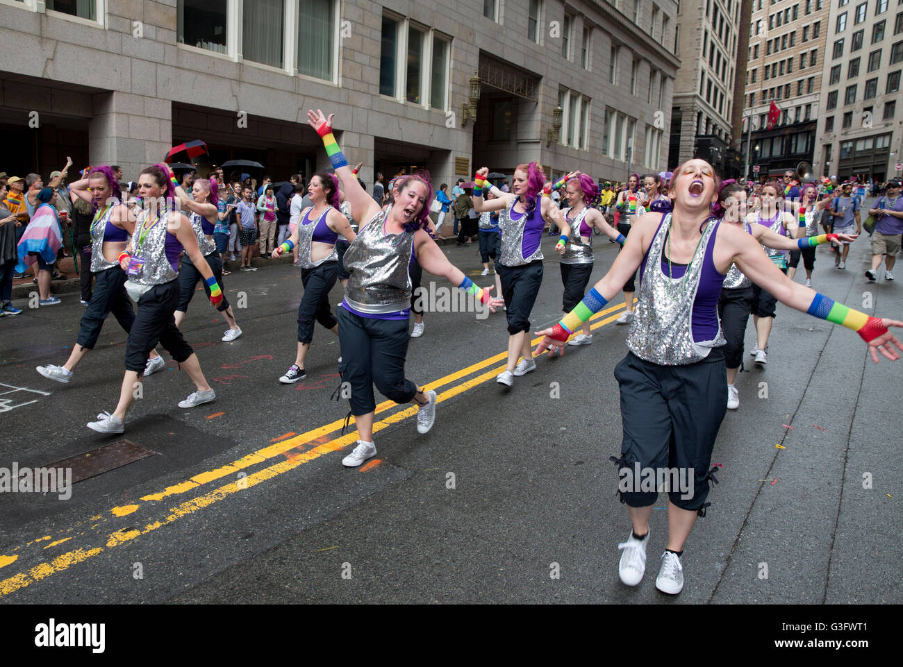 Des milliers de personnes se rassemblent pour célébrer la communauté gay de la région de Boston avec un défilé, les concerts et autres événements Banque D'Images