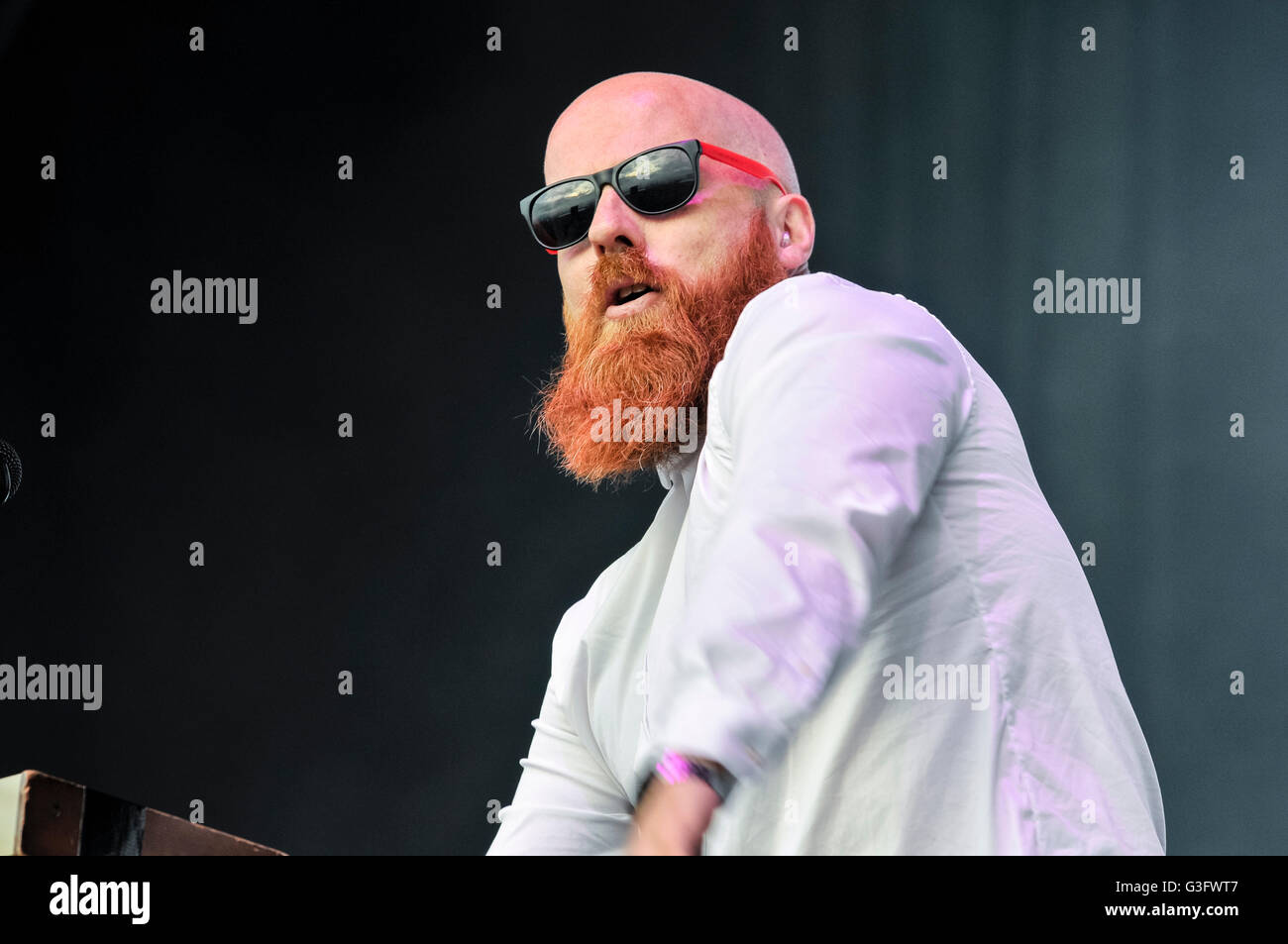 Belfast, Irlande du Nord. 11 juin 2016 - Michael Pape, le chanteur principal de l'orchestre de danse irlandaise electronica Le Galaxie, à Belsonic. Crédit : Stephen Barnes/Alamy Live News Banque D'Images