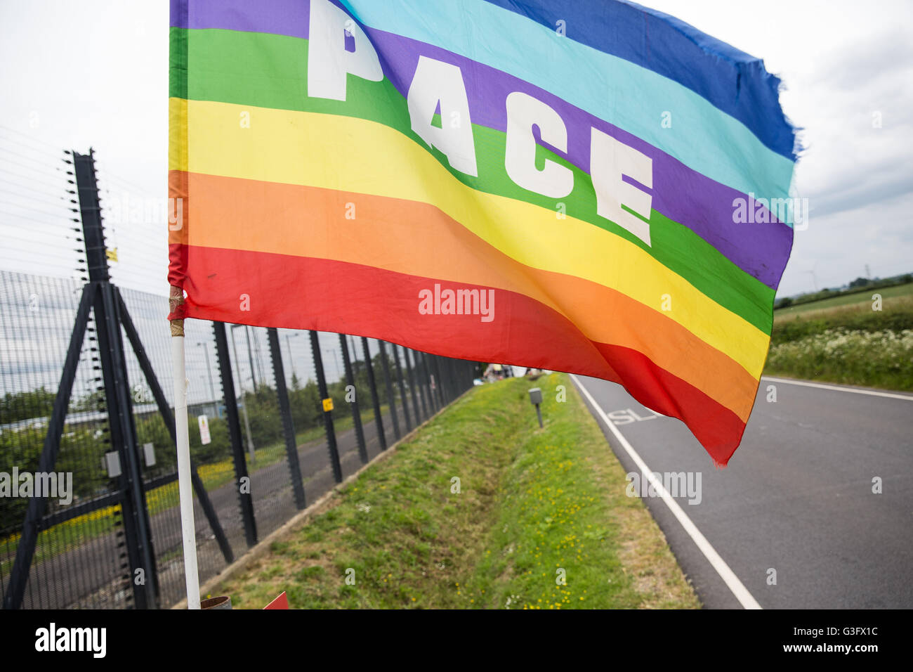 Burghfield, UK. 11 Juin, 2016. La paix un signe utilisé par le blocus des militants de l'AWE Burghfield entrée livraisons pour une cinquième journée consécutive dans le cadre d'un mois d'action contre le renouvellement du Trident destiné "aux blocus, à occuper et à perturber l'usine" responsable de l'assemblage final de Trident monté des têtes nucléaires. Credit : Mark Kerrison/Alamy Live News Banque D'Images