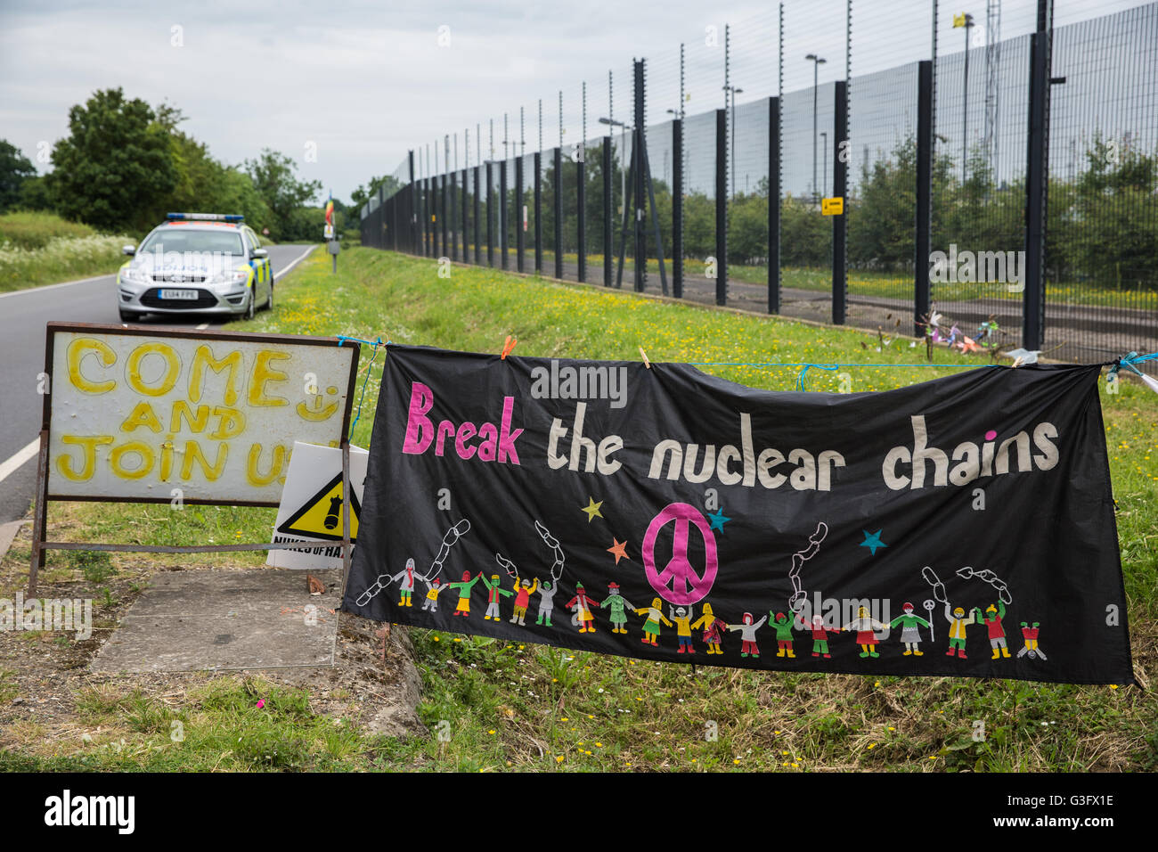 Burghfield, UK. 11 Juin, 2016. Ministère de la défense des militants de la paix de la police le blocus à l'entrée de l'AWE Burghfield livraisons pour une cinquième journée consécutive dans le cadre d'un mois d'action contre le renouvellement du Trident destiné "aux blocus, à occuper et à perturber l'usine" responsable de l'assemblage final de Trident monté des têtes nucléaires. Credit : Mark Kerrison/Alamy Live News Banque D'Images
