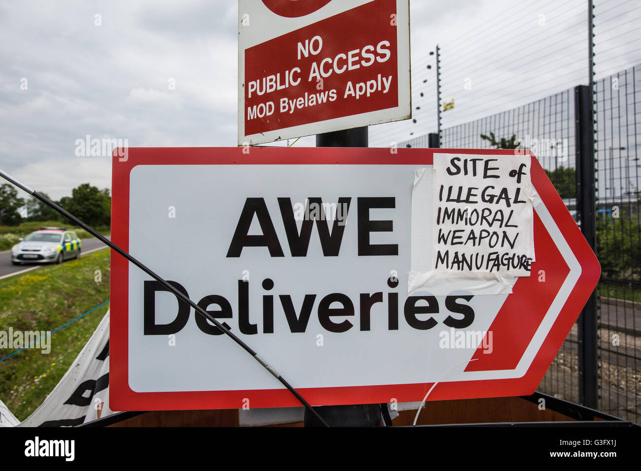 Burghfield, UK. 11 Juin, 2016. Ministère de la défense des militants de la paix de la police le blocus à l'entrée de l'AWE Burghfield livraisons pour une cinquième journée consécutive dans le cadre d'un mois d'action contre le renouvellement du Trident destiné "aux blocus, à occuper et à perturber l'usine" responsable de l'assemblage final de Trident monté des têtes nucléaires. Credit : Mark Kerrison/Alamy Live News Banque D'Images