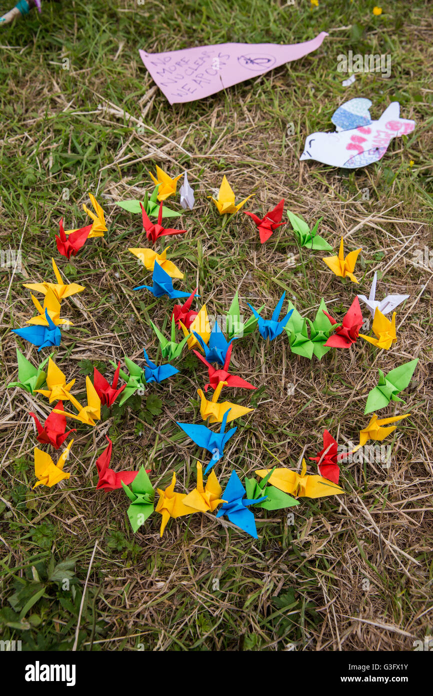 Burghfield, UK. 11 Juin, 2016. Grues de papier créé par les militants de la paix le blocus à l'entrée de l'AWE Burghfield livraisons pour une cinquième journée consécutive dans le cadre d'un mois d'action contre le renouvellement du Trident destiné "aux blocus, à occuper et à perturber l'usine" responsable de l'assemblage final de Trident monté des têtes nucléaires. Credit : Mark Kerrison/Alamy Live News Banque D'Images