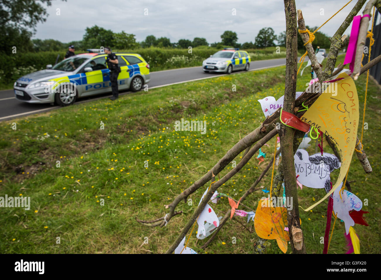 Burghfield, UK. 11 Juin, 2016. Ministère de la défense des militants de la paix de la police le blocus à l'entrée de l'AWE Burghfield livraisons pour une cinquième journée consécutive dans le cadre d'un mois d'action contre le renouvellement du Trident destiné "aux blocus, à occuper et à perturber l'usine" responsable de l'assemblage final de Trident monté des têtes nucléaires. Credit : Mark Kerrison/Alamy Live News Banque D'Images