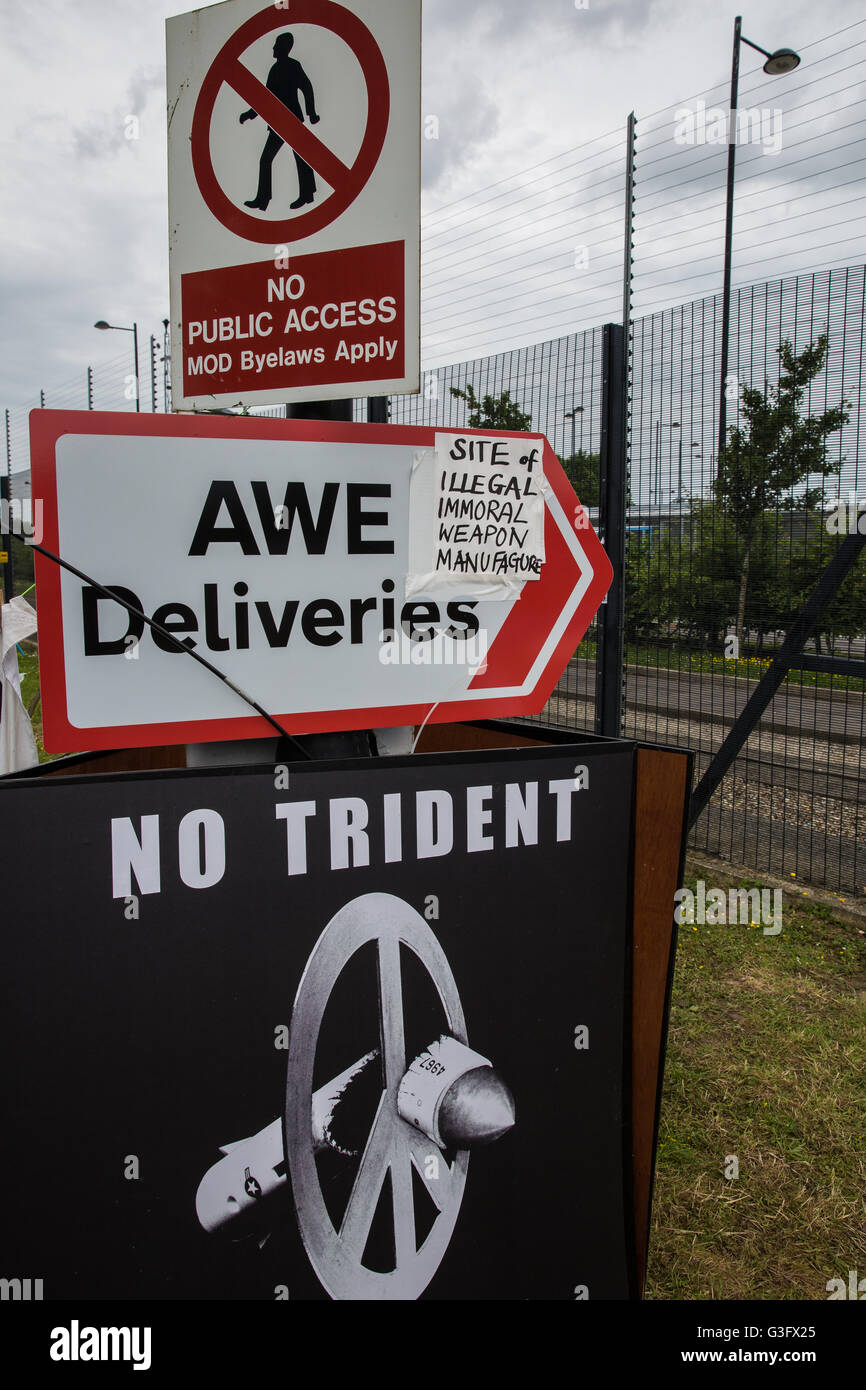 Burghfield, UK. 11 Juin, 2016. Avis importants placés par les militants de la paix le blocus à l'entrée de l'AWE Burghfield livraisons pour une cinquième journée consécutive dans le cadre d'un mois d'action contre le renouvellement du Trident destiné "aux blocus, à occuper et à perturber l'usine" responsable de l'assemblage final de Trident monté des têtes nucléaires. Credit : Mark Kerrison/Alamy Live News Banque D'Images