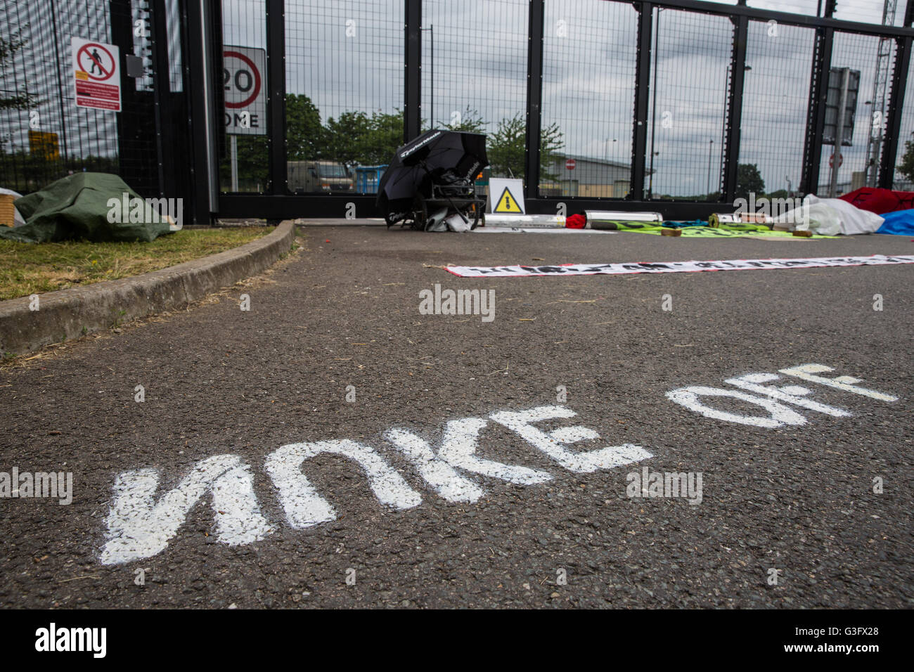 Burghfield, UK. 11 Juin, 2016. L'orthographe des lettres 'Nuke Off' à l'extérieur de l'AWE Burghfield le cinquième jour d'un blocus de l'entrée des livraisons par les militants de la paix. Credit : Mark Kerrison/Alamy Live News Banque D'Images