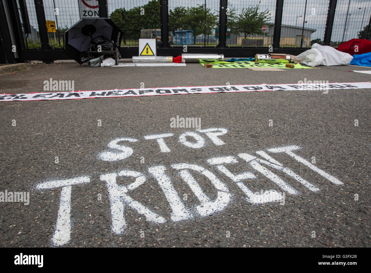 Burghfield, UK. 11 Juin, 2016. Trident 'Stop' à l'extérieur de l'AWE Burghfield graffiti le cinquième jour d'un blocus de l'entrée des livraisons par les militants de la paix. Credit : Mark Kerrison/Alamy Live News Banque D'Images