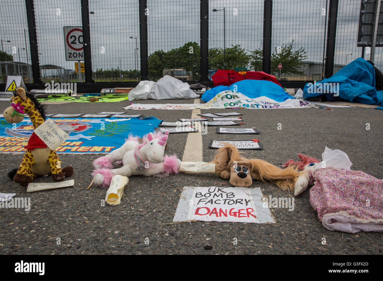 Burghfield, UK. 11 Juin, 2016. Accessoires placés par les militants de la paix à l'extérieur de l'AWE Burghfield le cinquième jour d'un blocus de l'entrée des livraisons dans le cadre d'un mois d'action contre le renouvellement du Trident destiné "aux blocus, à occuper et à perturber l'usine" responsable de l'assemblage final de Trident monté des têtes nucléaires. Credit : Mark Kerrison/Alamy Live News Banque D'Images