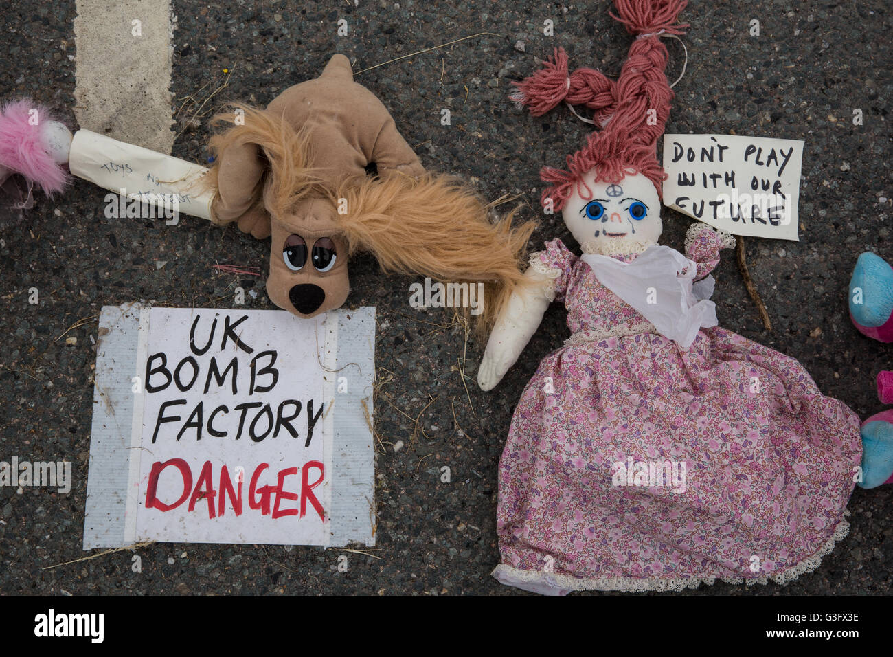 Burghfield, UK. 11 Juin, 2016. Accessoires placés par les militants de la paix à l'extérieur de l'AWE Burghfield le cinquième jour d'un blocus de l'entrée des livraisons dans le cadre d'un mois d'action contre le renouvellement du Trident destiné "aux blocus, à occuper et à perturber l'usine" responsable de l'assemblage final de Trident monté des têtes nucléaires. Credit : Mark Kerrison/Alamy Live News Banque D'Images