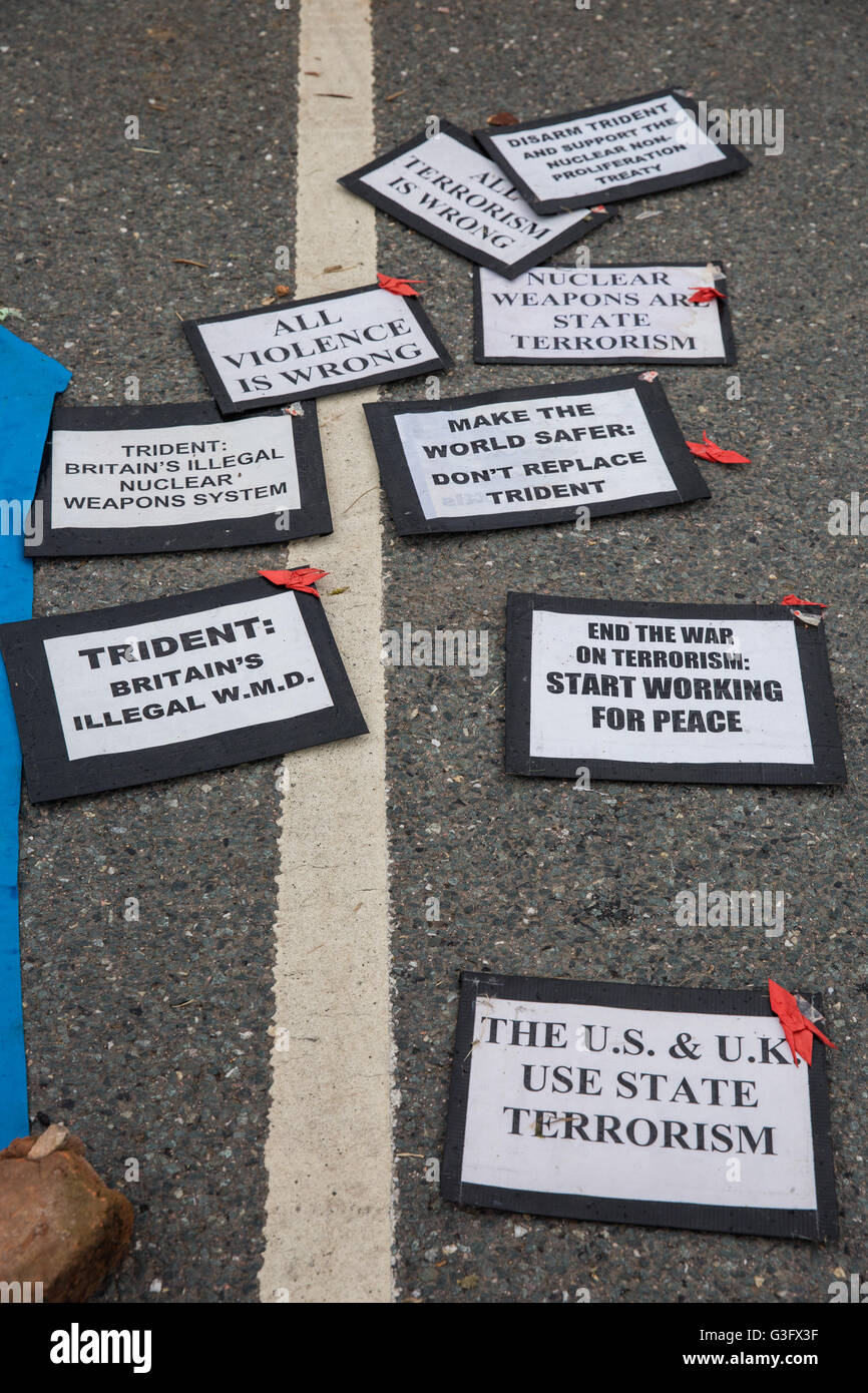 Burghfield, UK. 11 Juin, 2016. Avis importants placés par les militants de la paix à l'extérieur de l'AWE Burghfield le cinquième jour d'un blocus de l'entrée des livraisons dans le cadre d'un mois d'action contre le renouvellement du Trident destiné "aux blocus, à occuper et à perturber l'usine" responsable de l'assemblage final de Trident monté des têtes nucléaires. Credit : Mark Kerrison/Alamy Live News Banque D'Images