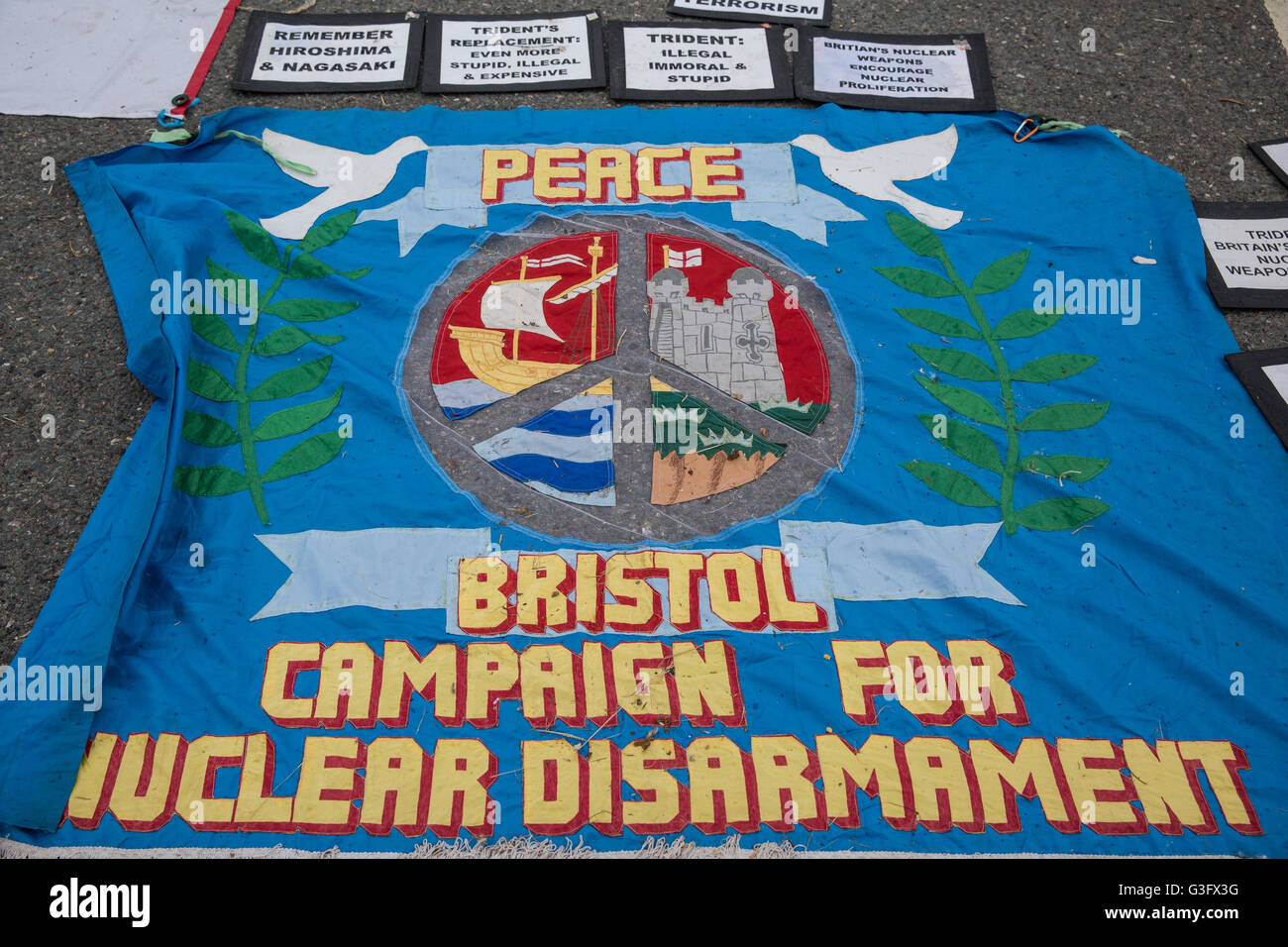 Burghfield, UK. 11 Juin, 2016. Une bannière à l'extérieur de la CND Bristol AWE Burghfield le cinquième jour d'un blocus de l'entrée des livraisons dans le cadre d'un mois d'action contre le renouvellement du Trident destiné "aux blocus, à occuper et à perturber l'usine" responsable de l'assemblage final de Trident monté des têtes nucléaires. Credit : Mark Kerrison/Alamy Live News Banque D'Images