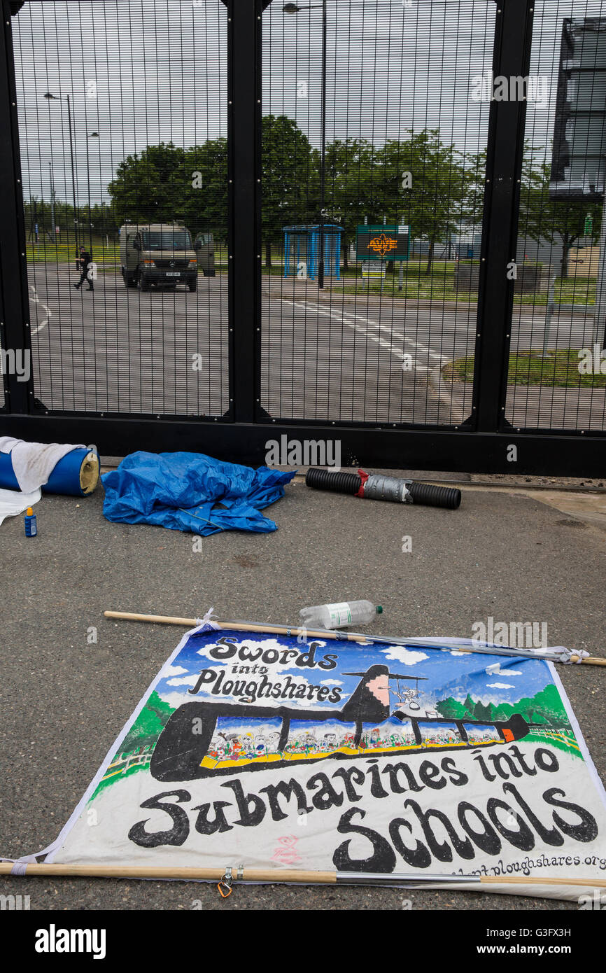 Burghfield, UK. 11 Juin, 2016. Une bannière à l'extérieur de Trident Ploughshares AWE Burghfield le cinquième jour d'un blocus de l'entrée des livraisons dans le cadre d'un mois d'action contre le renouvellement du Trident destiné "aux blocus, à occuper et à perturber l'usine" responsable de l'assemblage final de Trident monté des têtes nucléaires. Credit : Mark Kerrison/Alamy Live News Banque D'Images