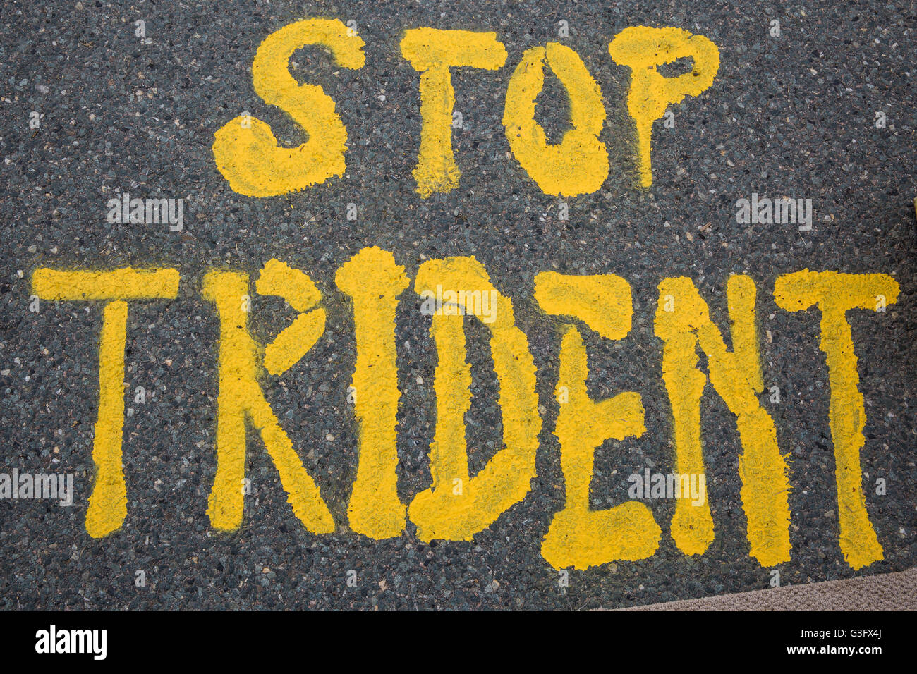 Burghfield, UK. 11 Juin, 2016. Trident 'Stop' à l'extérieur de l'AWE Burghfield graffiti le cinquième jour d'un blocus de l'entrée des livraisons dans le cadre d'un mois d'action contre le renouvellement du Trident destiné "aux blocus, à occuper et à perturber l'usine" responsable de l'assemblage final de Trident monté des têtes nucléaires. Credit : Mark Kerrison/Alamy Live News Banque D'Images