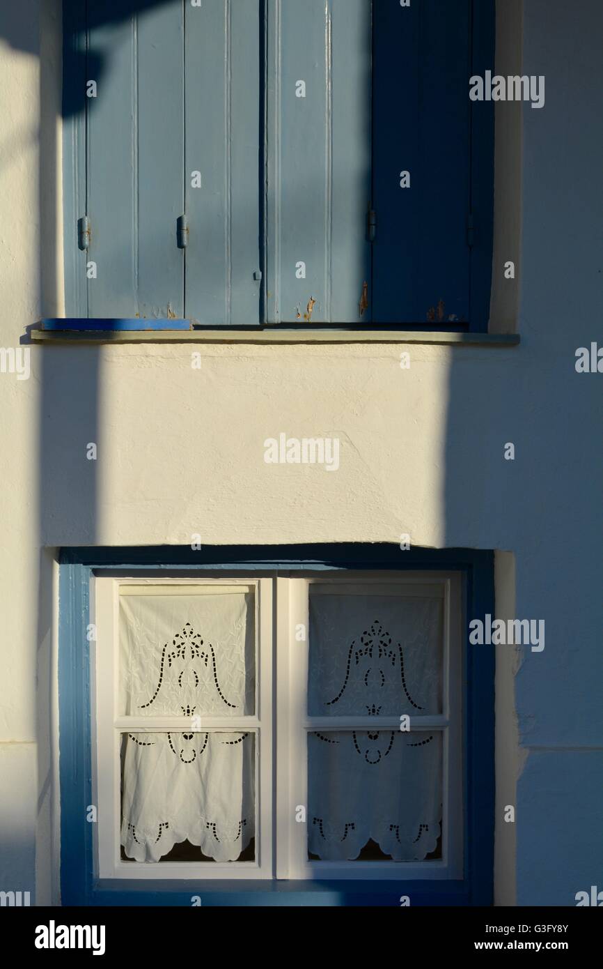Fenêtre et volets roulants pour une maison à Skopelos Grèce Banque D'Images