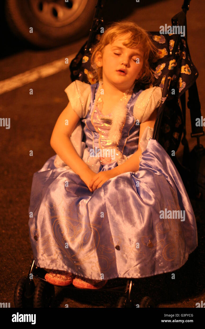 Enfant endormi portant une robe princesse Cendrillon assise poussette,  buggy au Disney's Magic Kingdom, Disney World, en Floride, USA, concept de  la petite enfance Photo Stock - Alamy