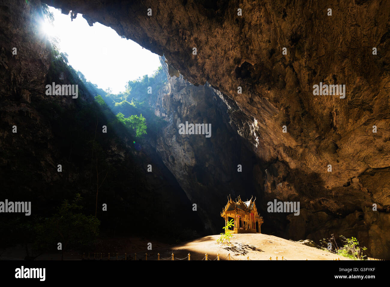 L'Asie du Sud, la Thaïlande, Prachuap Kiri Khan, Khao San Roi Yot Parc National, Tham Phraya Nakhon cave, Royal Pavilion Banque D'Images