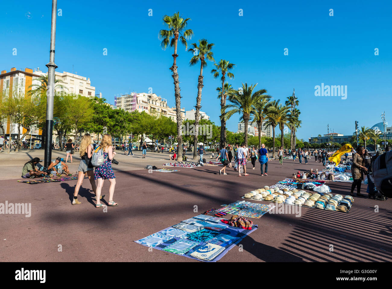 Marché aux puces dans le port Vell à Barcelone, Catalogne, Espagne Banque D'Images