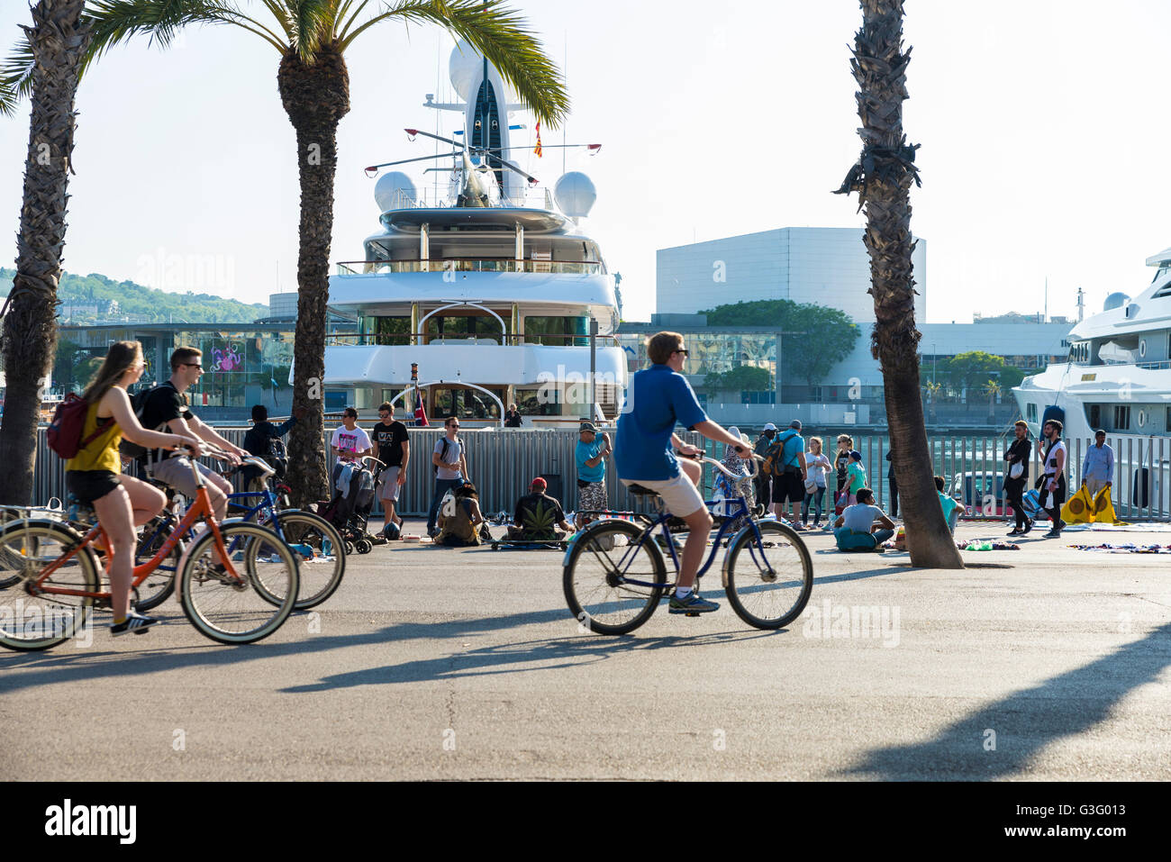 Marché aux puces dans le port Vell avec des yachts de luxe dans l'arrière-plan à Barcelone, Catalogne, Espagne Banque D'Images