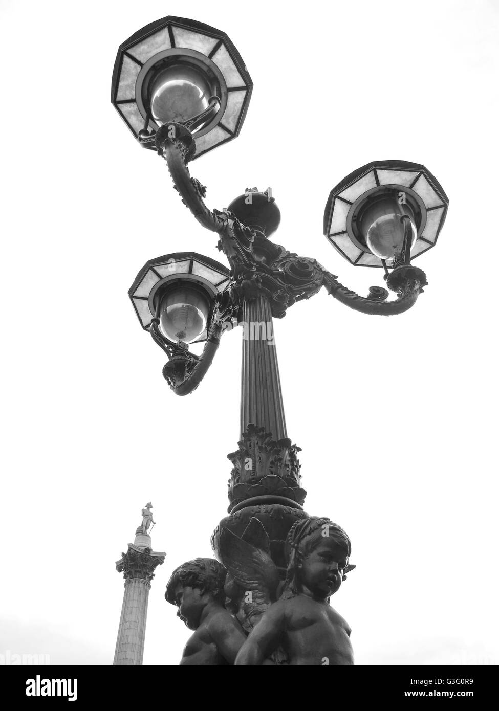 Lampe de rue et la Colonne Nelson de Londres. Banque D'Images