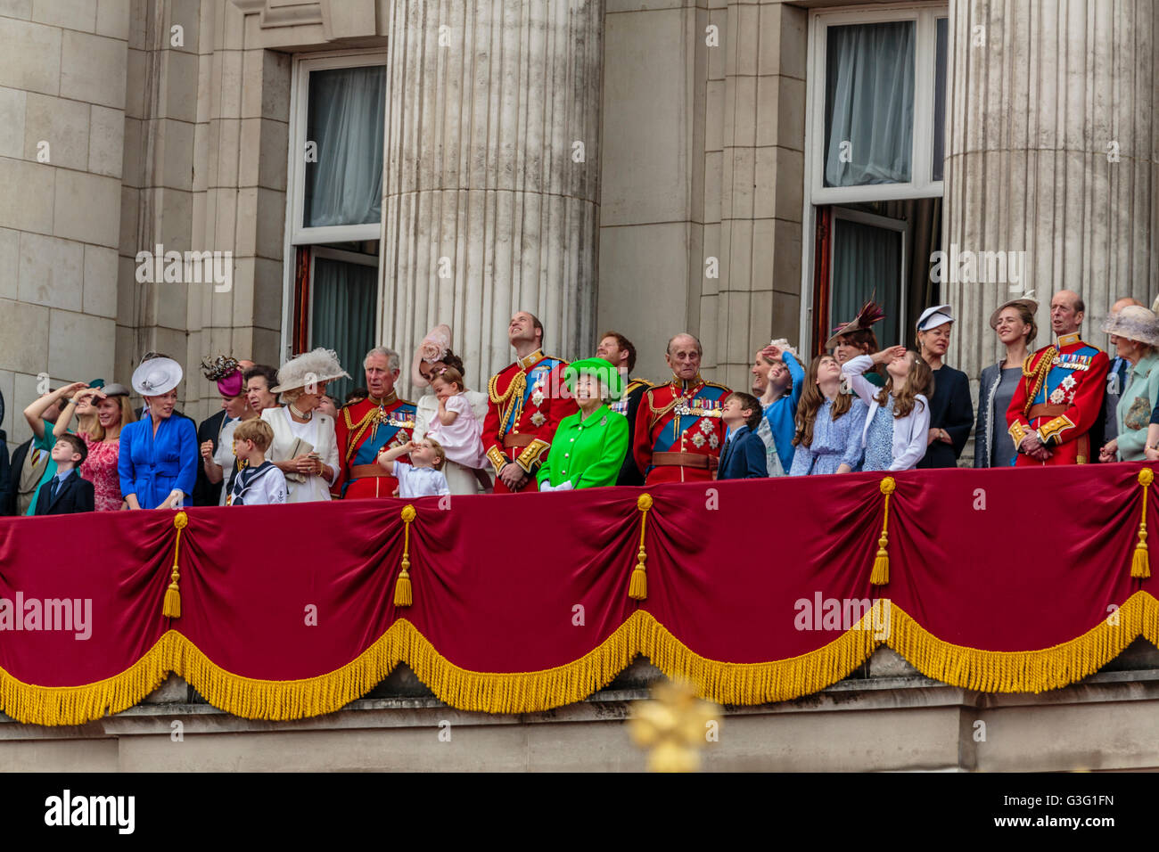 La famille royale célèbre l'anniversaire de la reine sur le balcon de Buckingham Palace Londres Angleterre Royaume-Uni 2016 Banque D'Images