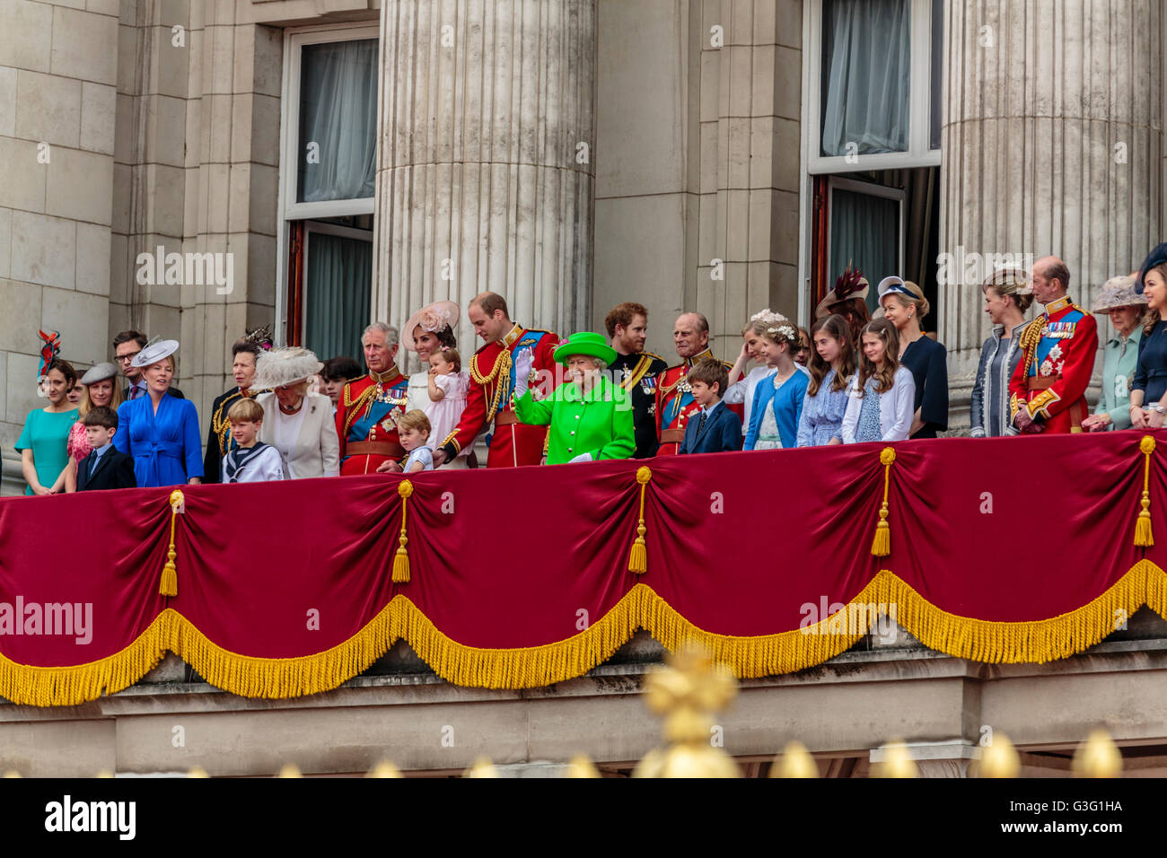 La famille royale célèbre l'anniversaire de la Reine sur le balcon de Buckingham Palace Londres Angleterre Royaume-Uni 2016 Banque D'Images