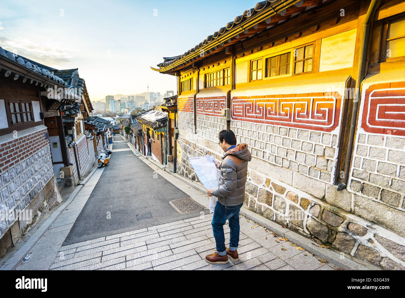 Le voyageur au village de Bukchon Hanok à Séoul, Corée du Sud. Banque D'Images