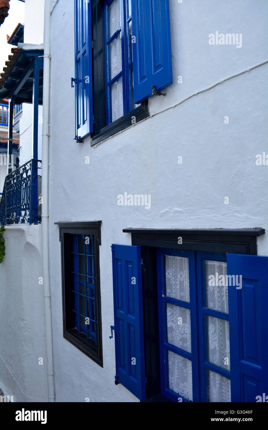 Fenêtre et volets roulants pour une maison à Skopelos Grèce Banque D'Images
