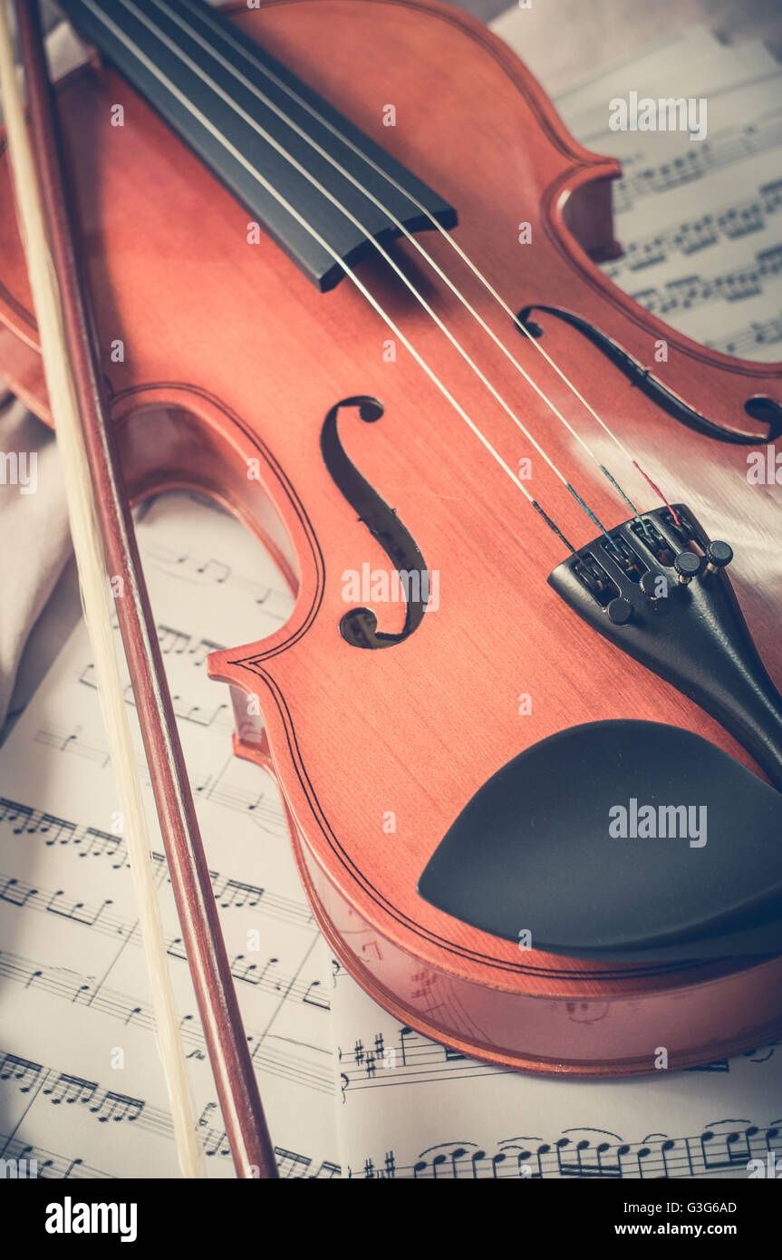 Ancien violon couché sur la feuille de musique, music concept Banque D'Images