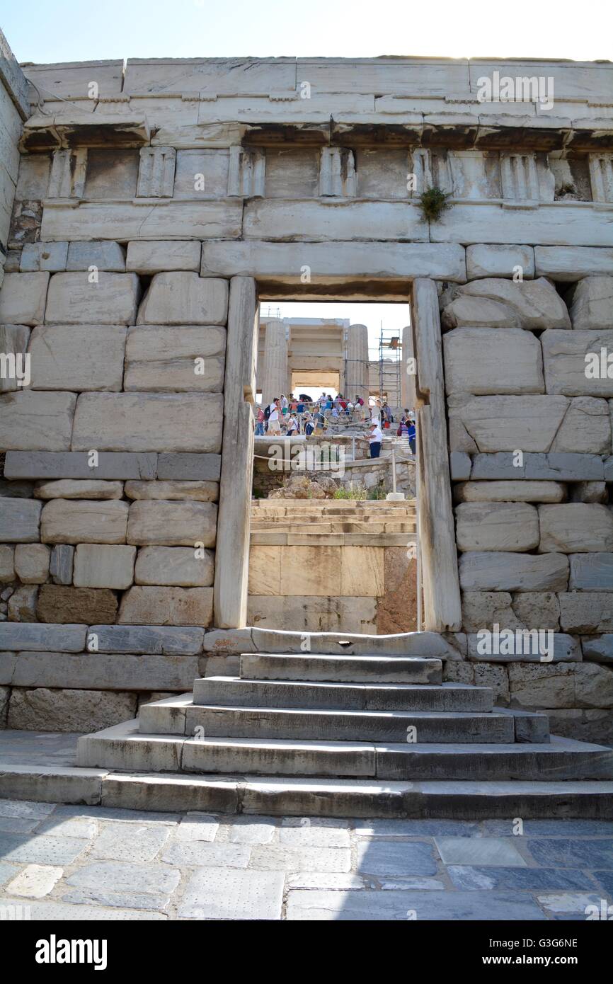 Porte révélant les touristes sur le Parthénon à Athènes, Grèce Banque D'Images