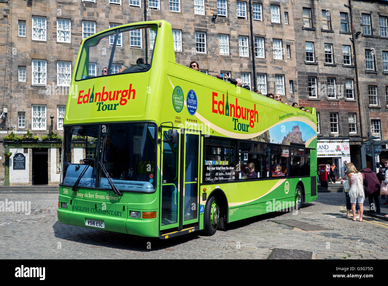 Une visite guidée d'Édimbourg en bus panoramique ouvert le Lawnmarket en haut du Royal Mile d'Édimbourg. Banque D'Images