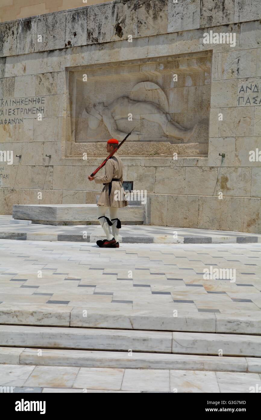 Soldat en avant du parlement grec sur la place Syntagma, Athènes, Grèce Banque D'Images