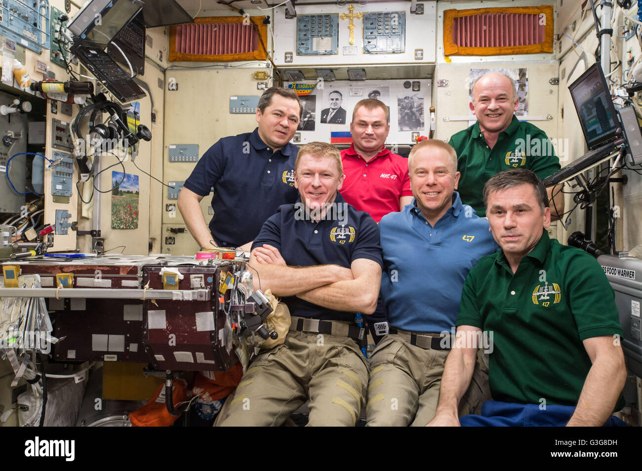 Station spatiale internationale Expédition 47 membres d'équipage posent pour une photo de groupe le 30 avril 2016 dans l'orbite de la Terre. Première rangée de gauche à droite : l'astronaute de l'Agence spatiale européenne Timothy Peake, astronaute de la NASA Timothy Kopra et Roscosmos le cosmonaute Youri Malenchenko. Rangée arrière, de gauche à droite : cosmonautes russes Oleg Skripochka et Alexey Ovchinin et astronaute de la NASA Jeff Williams. Banque D'Images